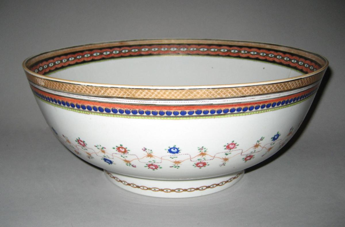 1961.1421.001 Punch bowl side view