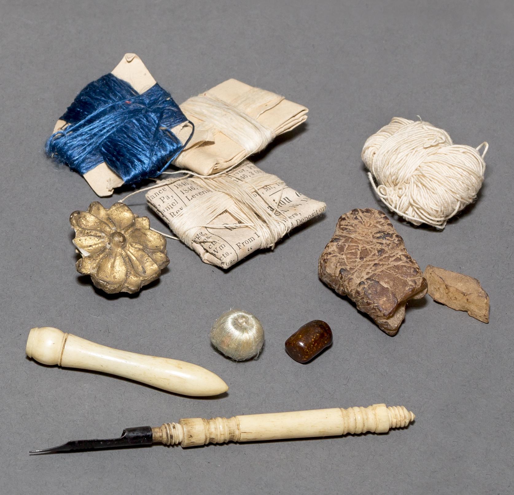 1961.1445 B Tray contents
