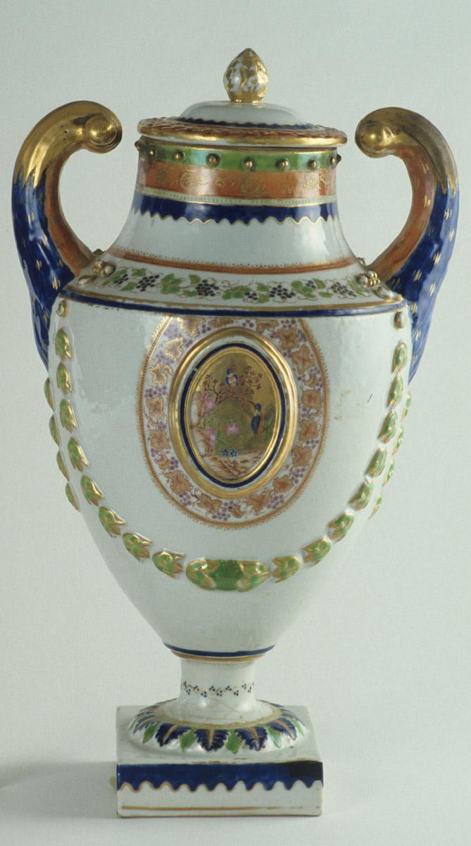 1961.1451.001 Urn, view 3
