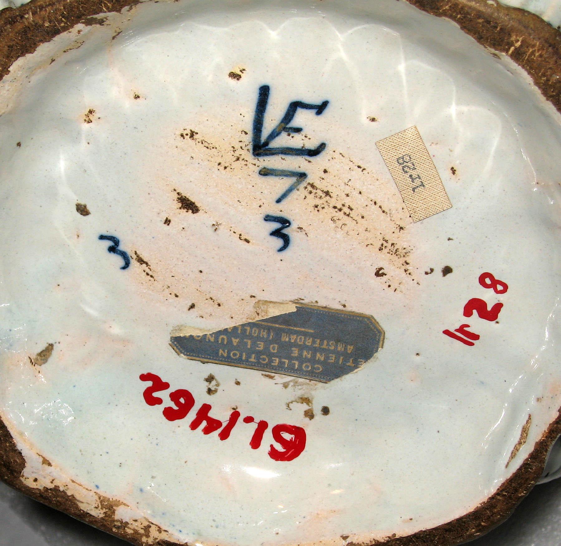 1961.1462 Earthenware vase (underside)