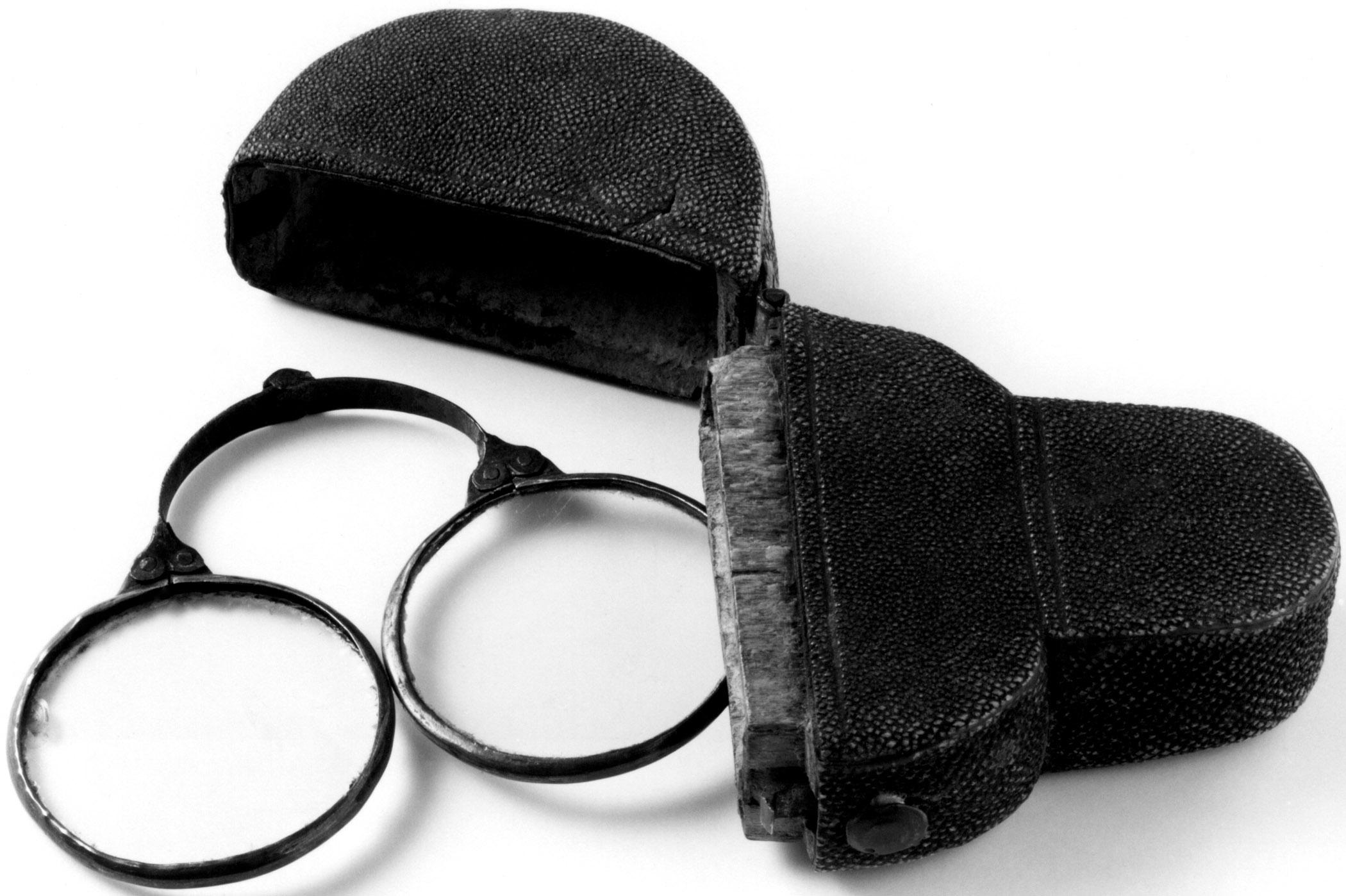 1961.1478 A, B Pince-nez and case