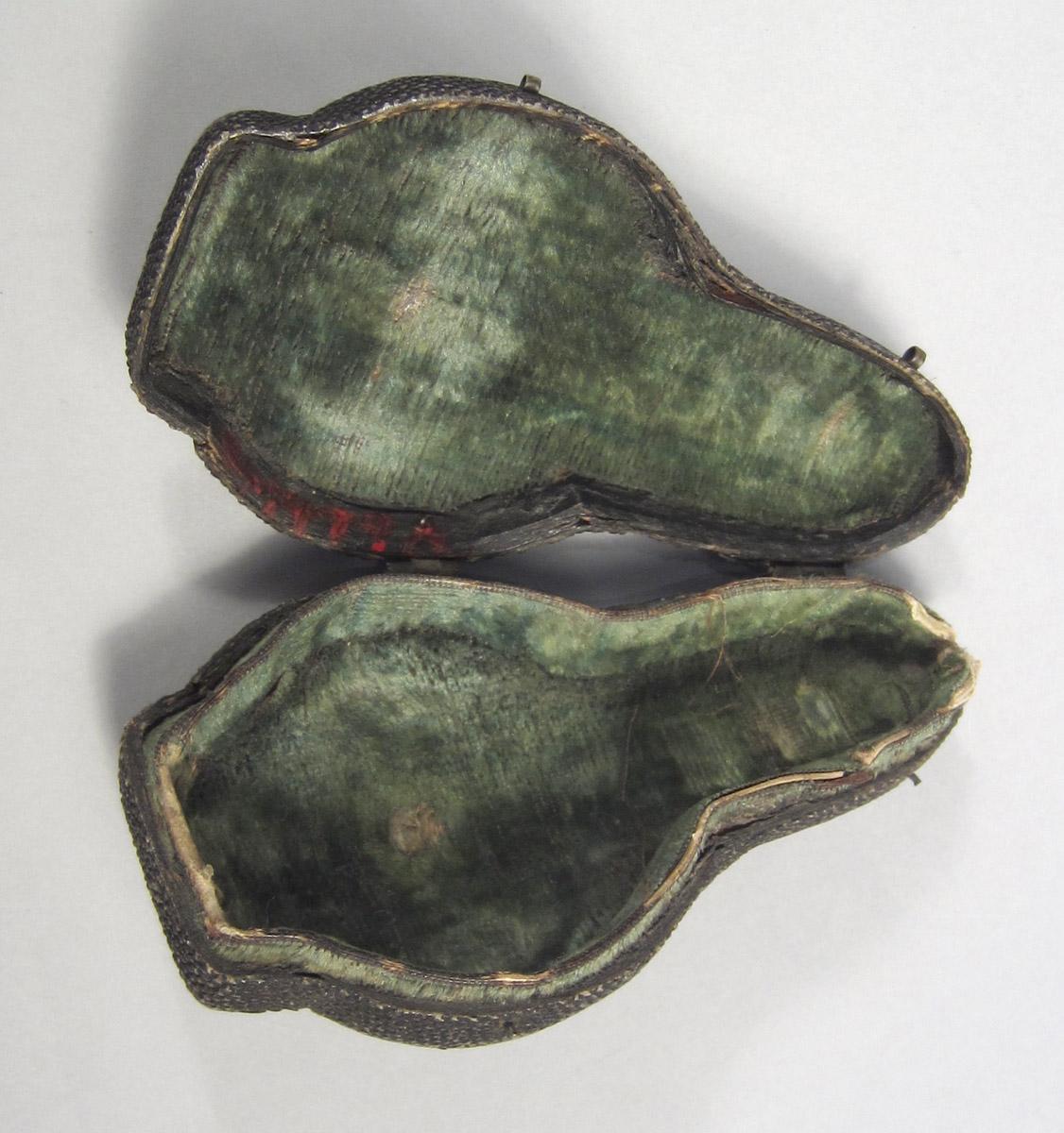 1961.1479 A Shagreen covered case interior