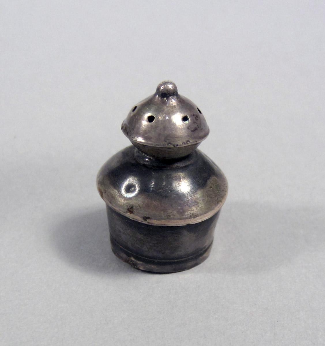 1961.1479 B Silver and Glass bottle lid