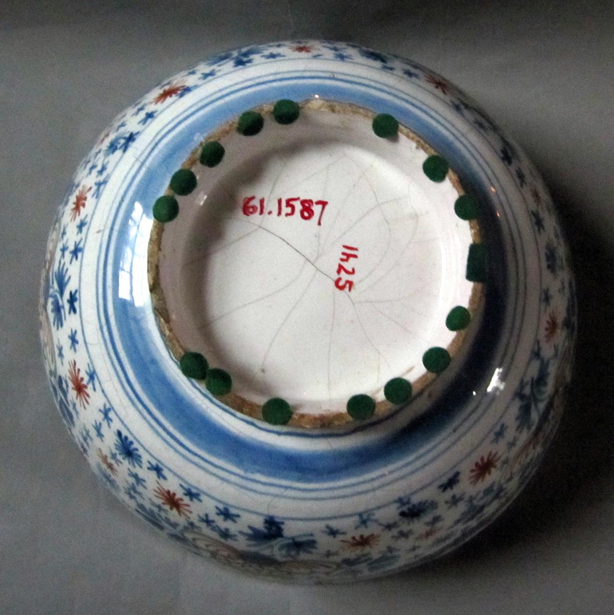 1961.1587 Delft bowl underside