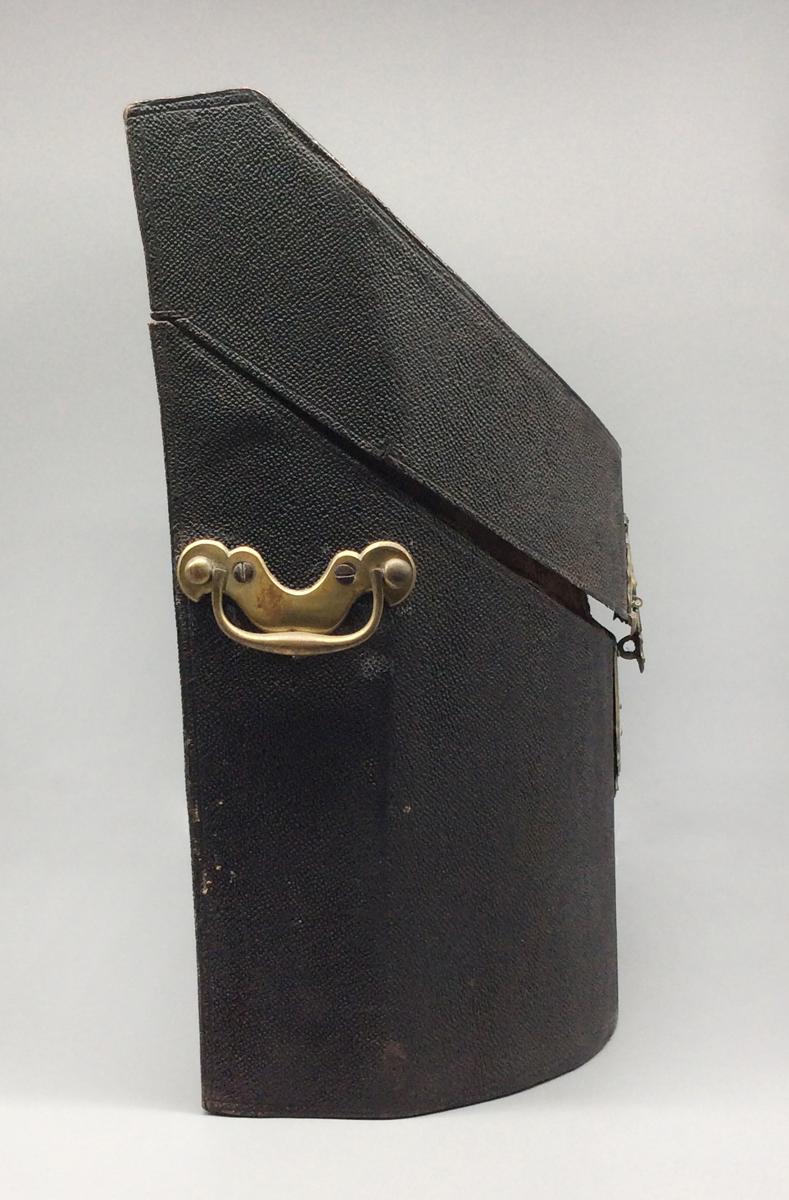 1955.0058.001 Knife box, view 3