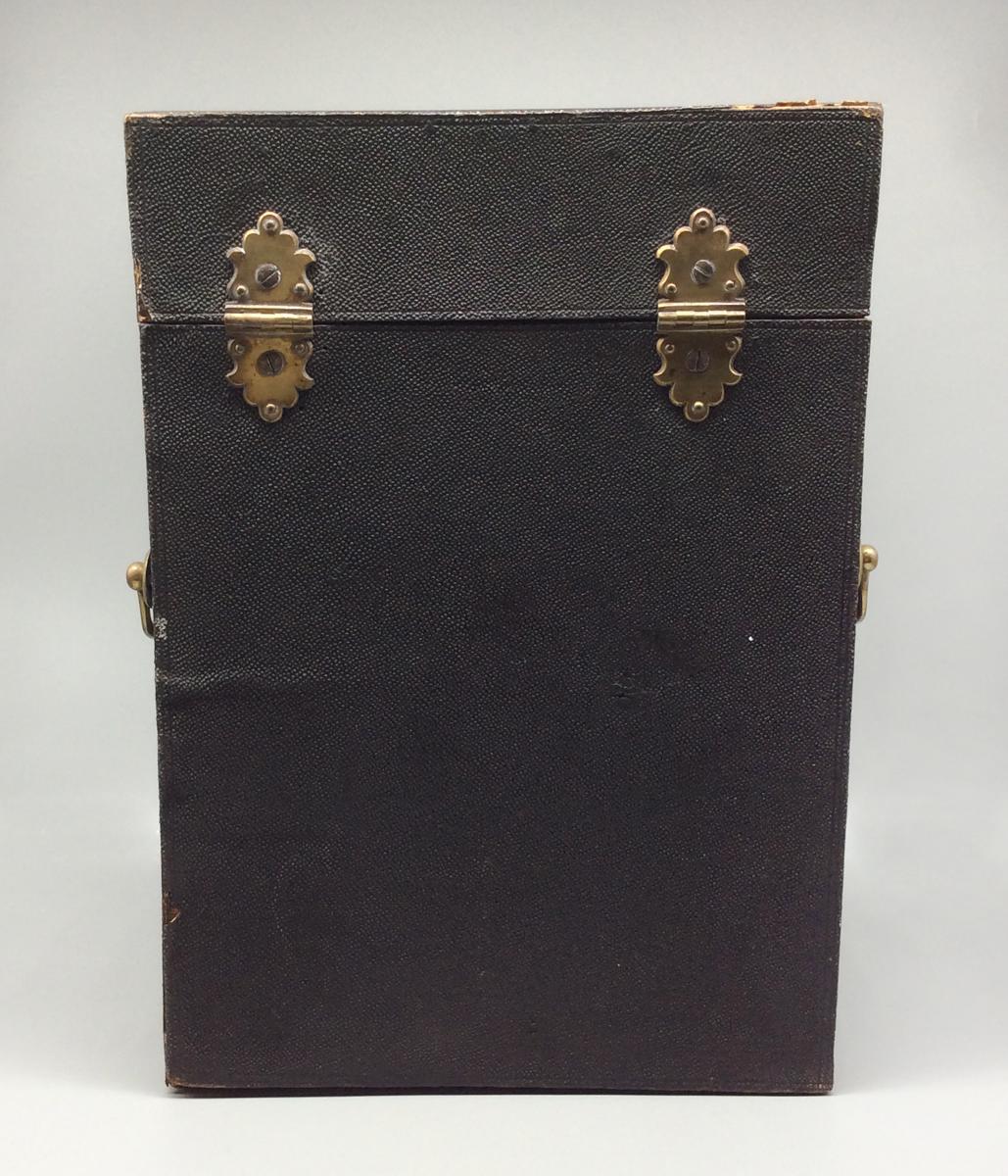 1955.0058.001 Knife box, view 4