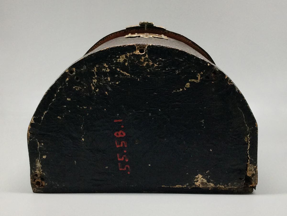 1955.0058.001 Knife box, view 5