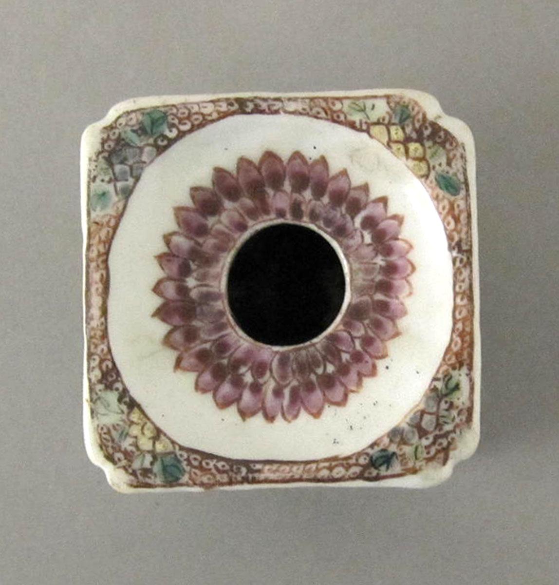1961.1593.001 Porcelain inkwell top