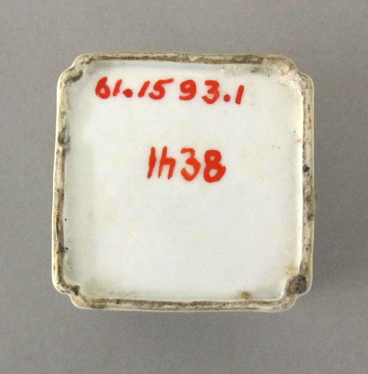 1961.1593.001 Porcelain inkwell underside