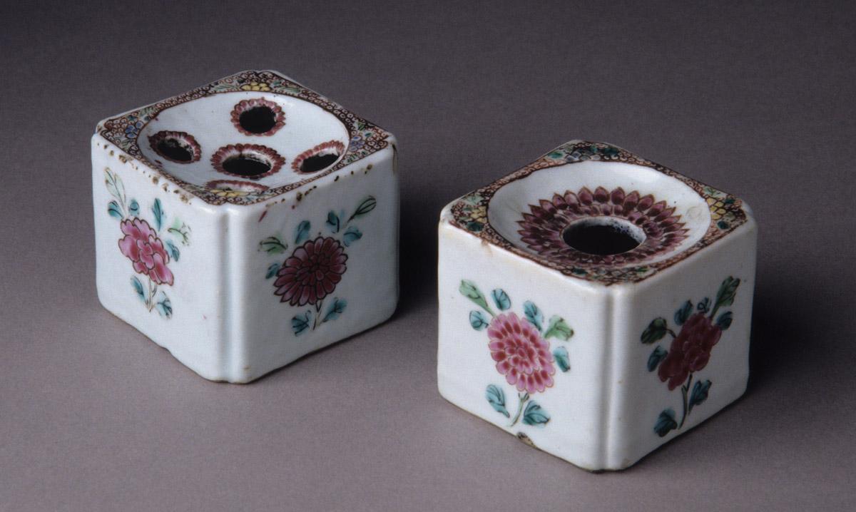 1961.1593 Porcelain inkwell and sander