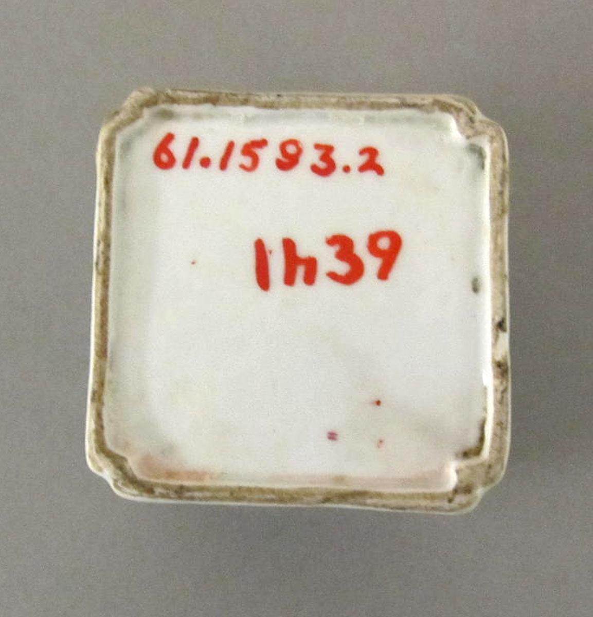 1961.1593.002 Porcelain sander underside