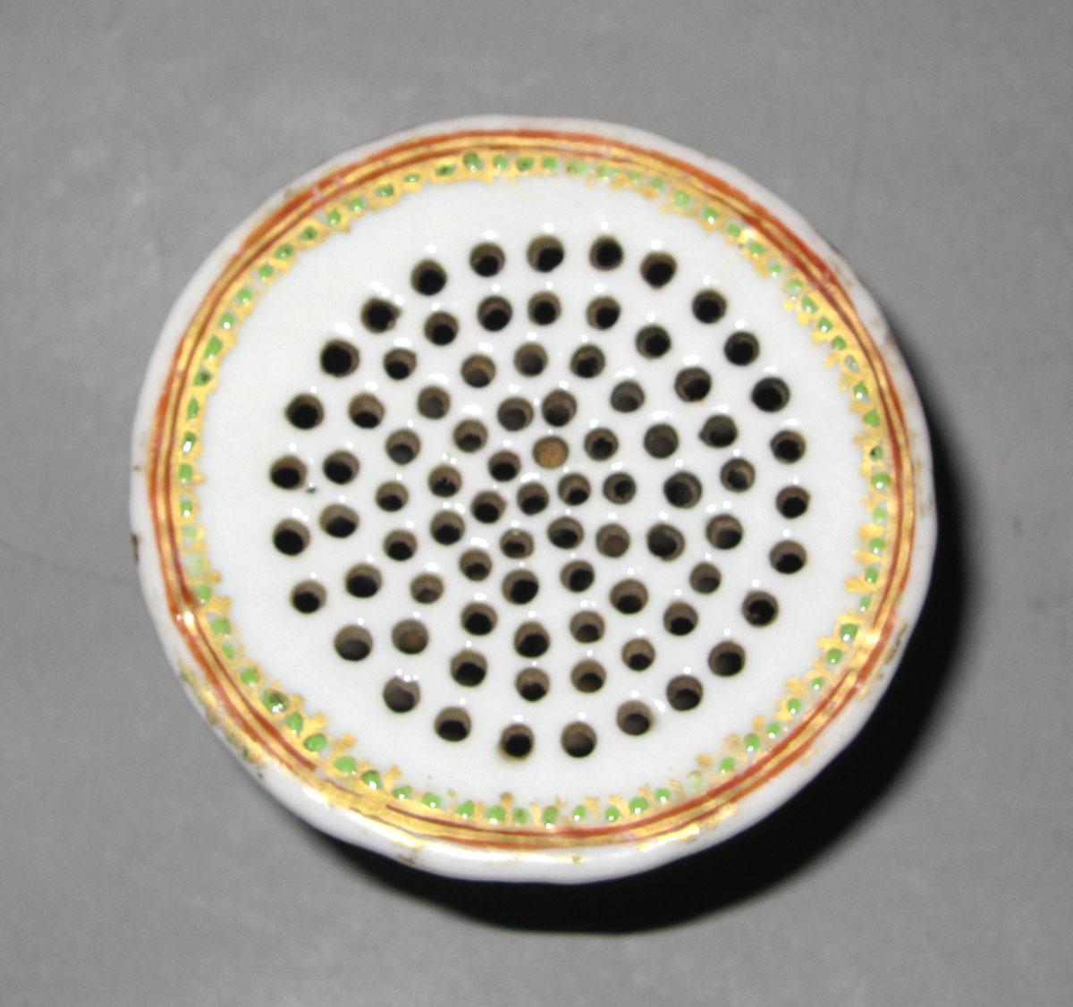 1961.1595 Porcelain pounce pot top