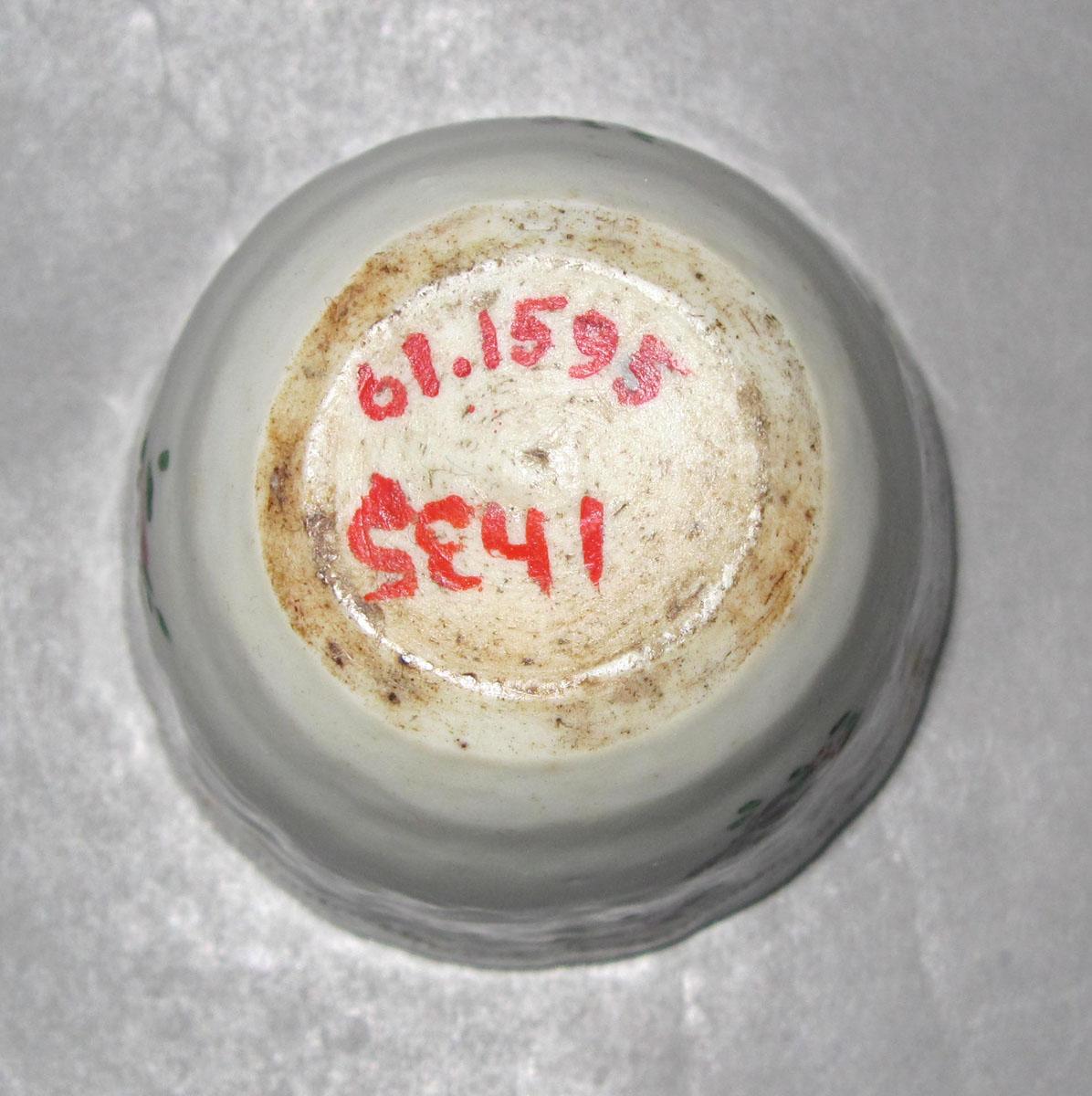 1961.1595 Porcelain pounce pot underside