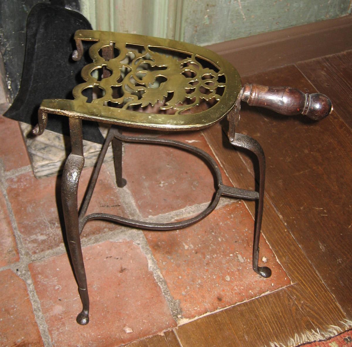 1961.1611 Trivet
