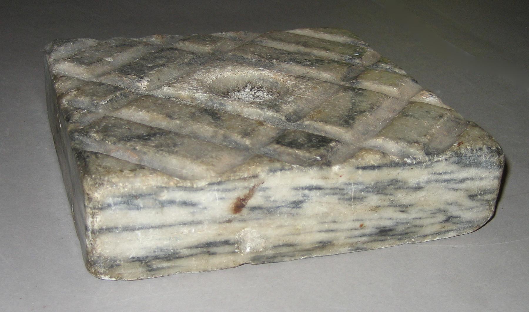 1961.1619.002 Tong stone