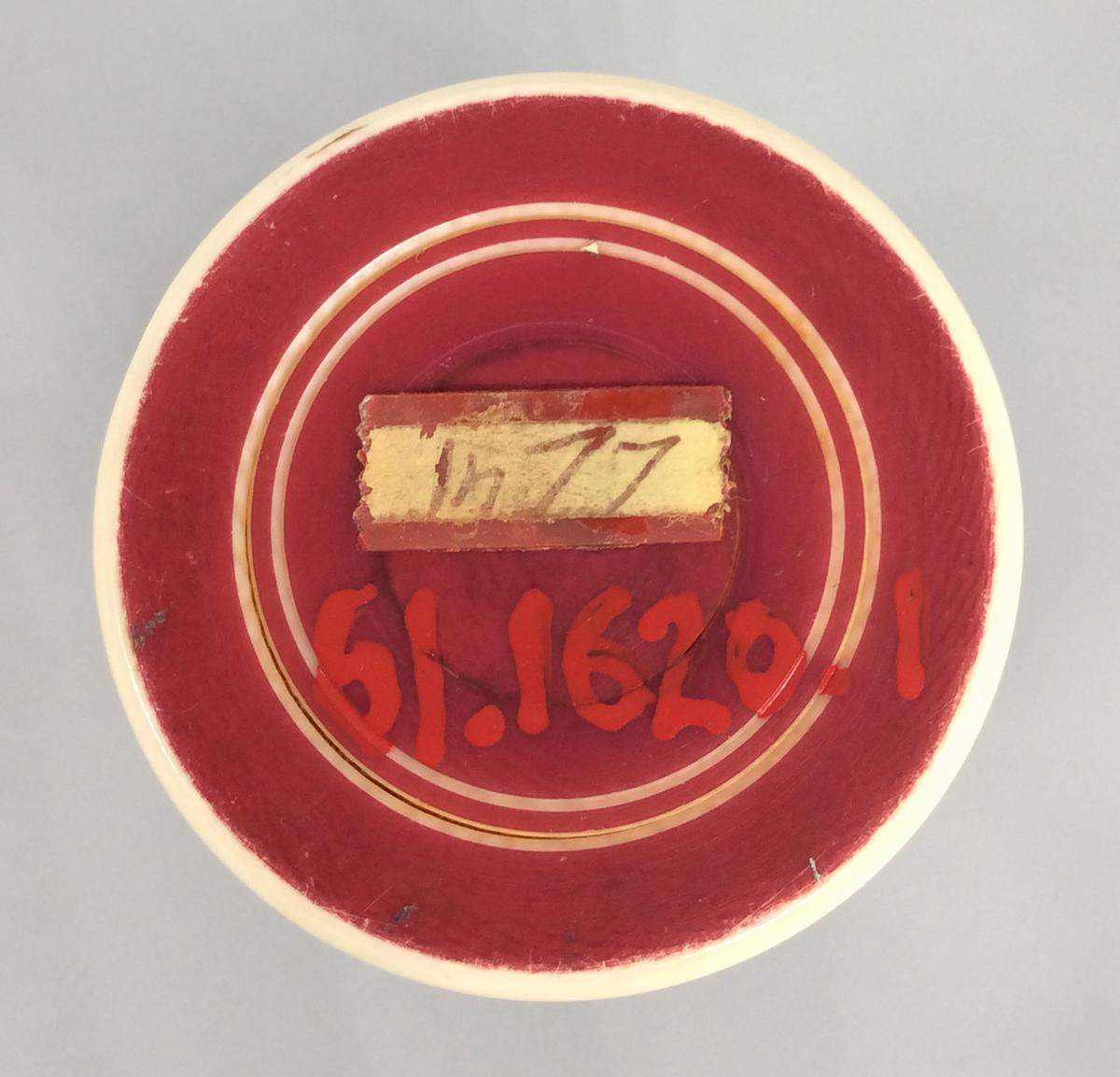 1961.1620.001 Dice cup, view 4