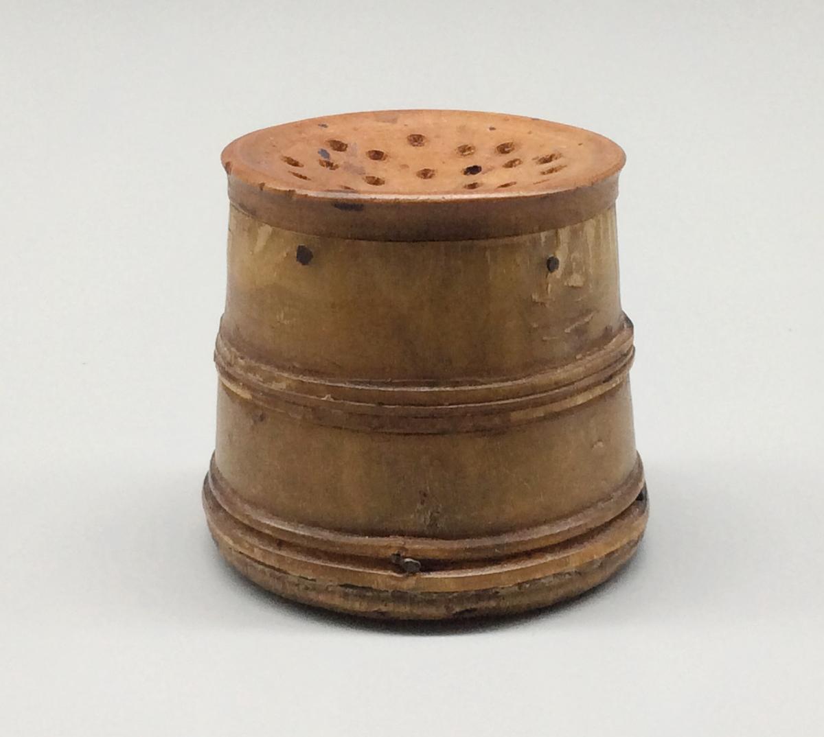 1955.0061.003 Pounce Pot, view 1