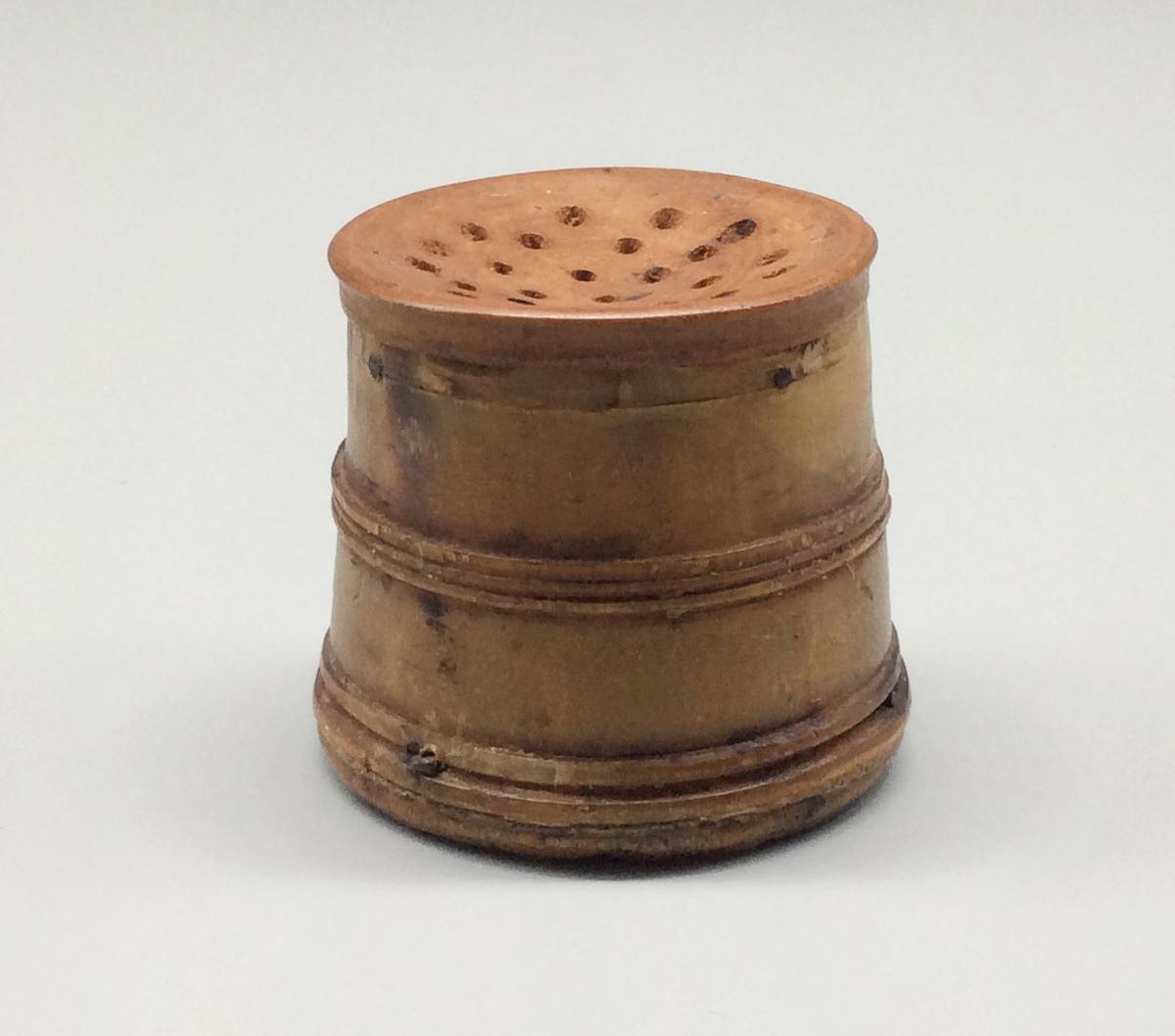 1955.0061.003 Pounce Pot, view 2