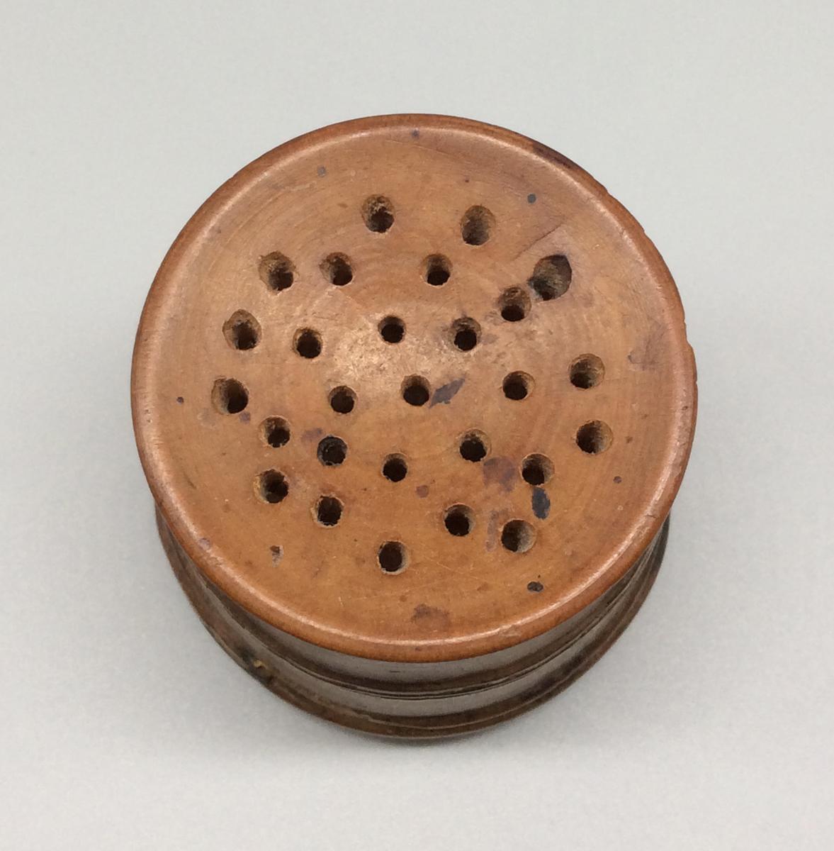 1955.0061.003 Pounce Pot, view 3