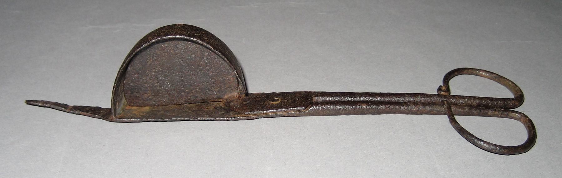 1961.1632 Snuffer