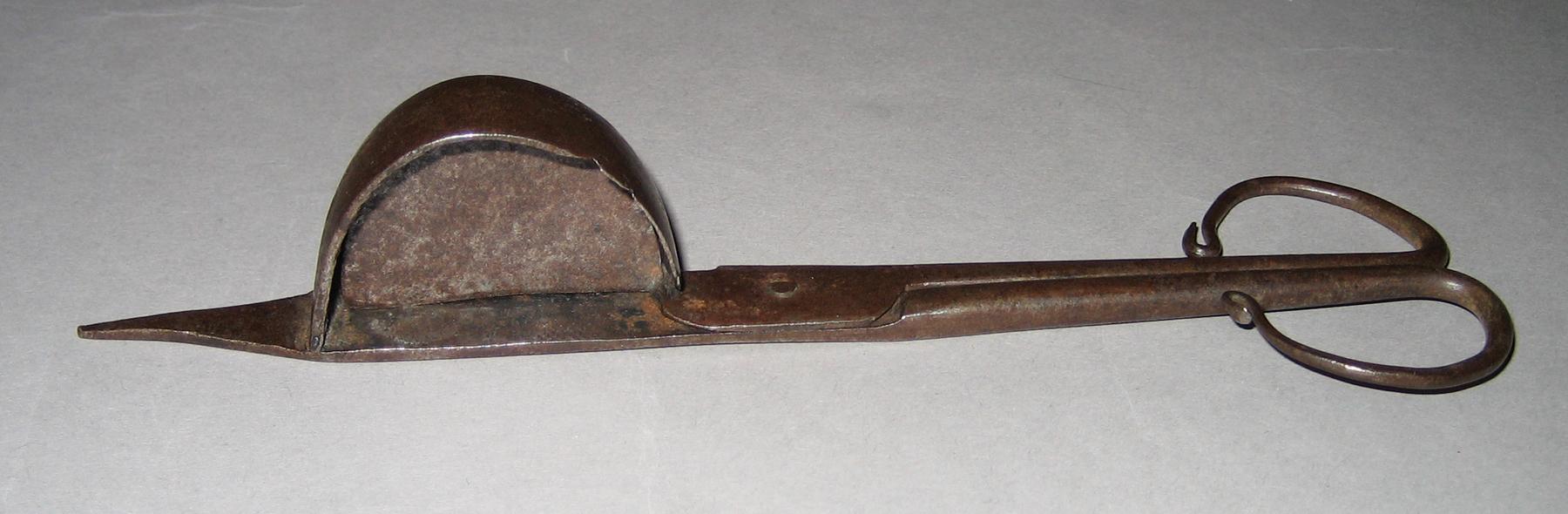 1961.1633 Snuffer
