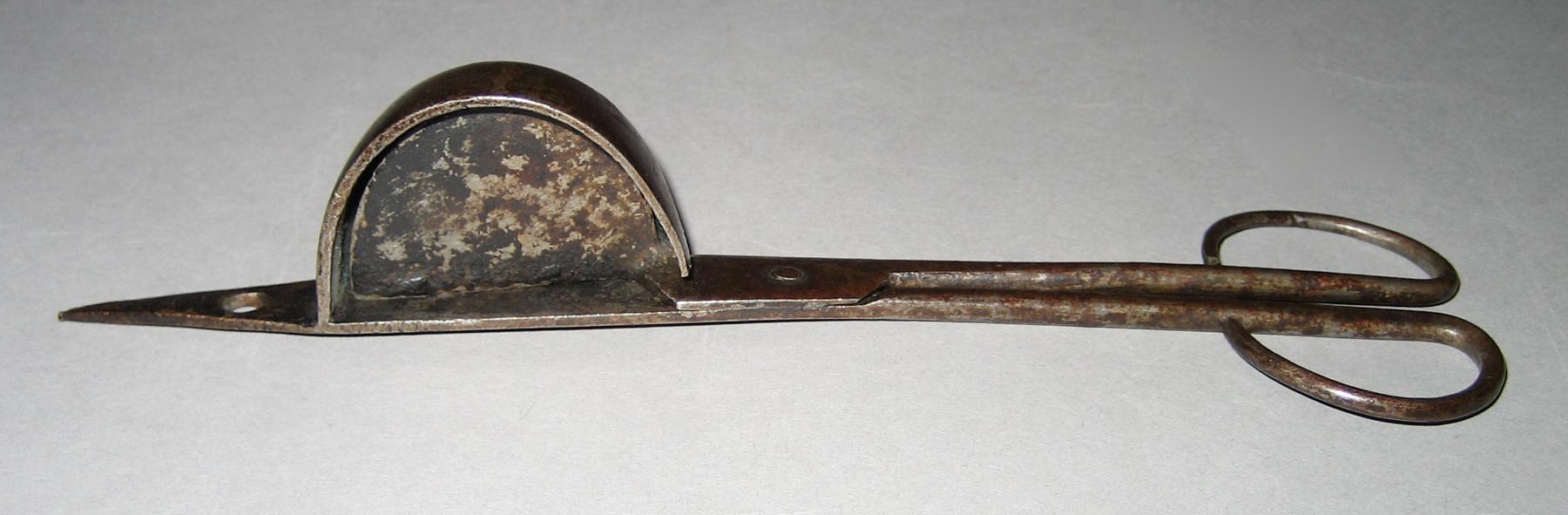1961.1634 Snuffer