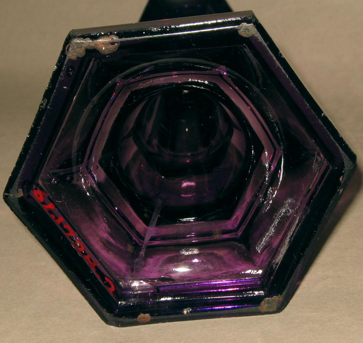 1961.1724.002 Glass candlestick (underside)
