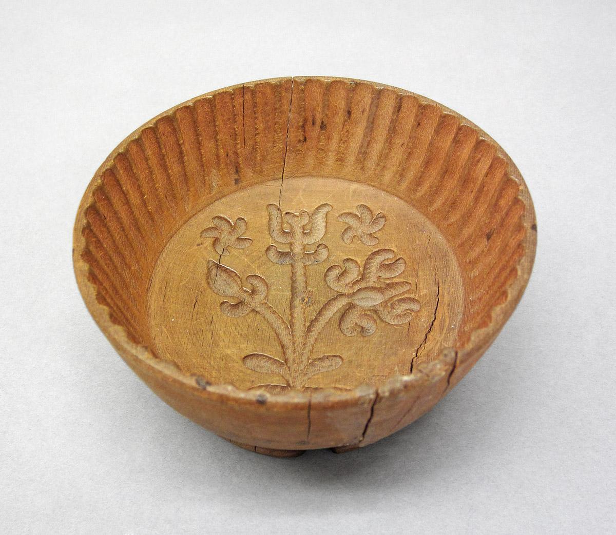 1961.1735, Butter mold, angle