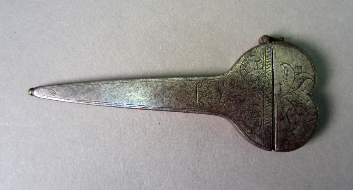 1961.1782 Scissor case, Closed