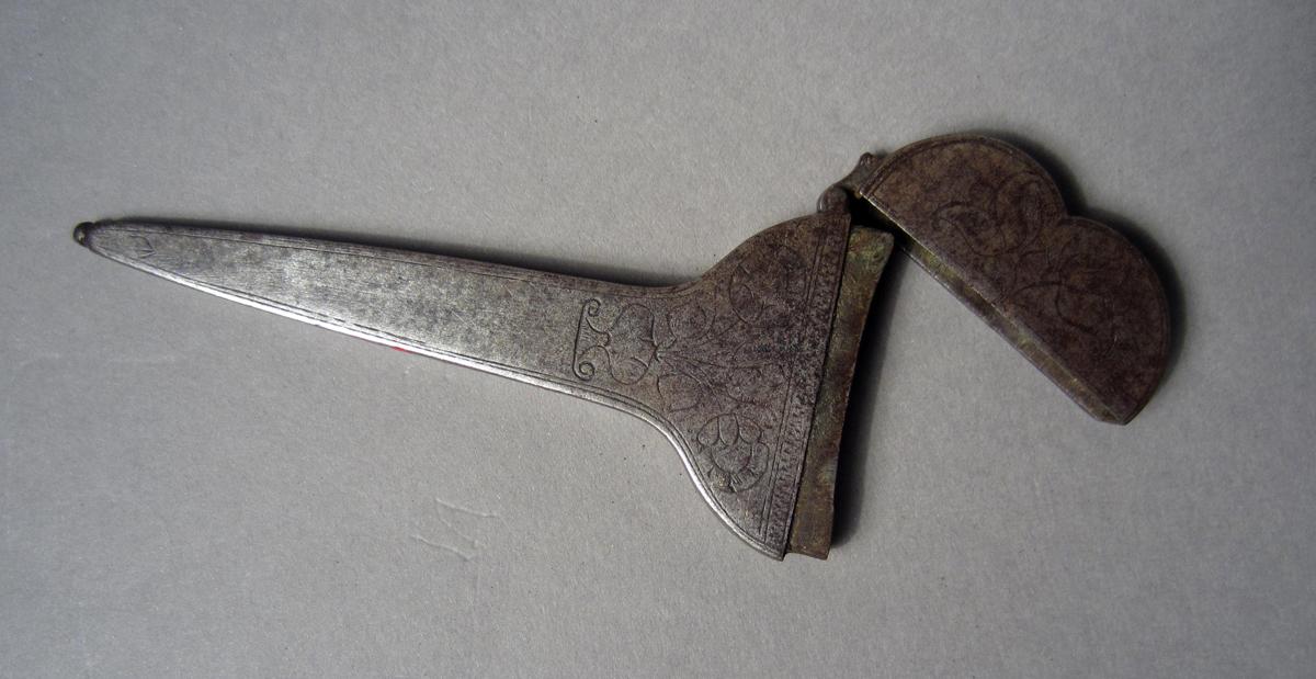 1961.1782 Scissor case, Open