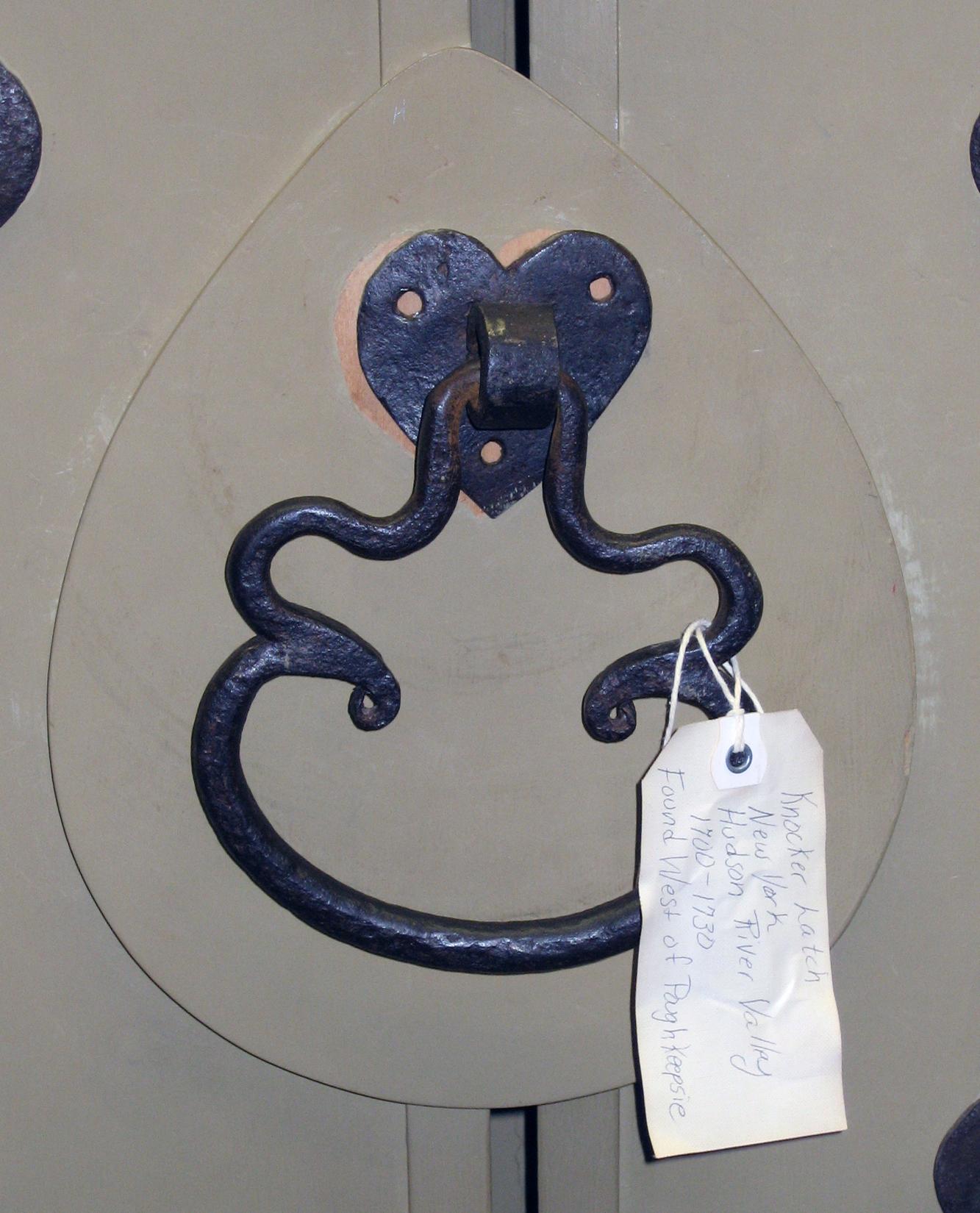 1962.0001 Door handle (detail of installation)