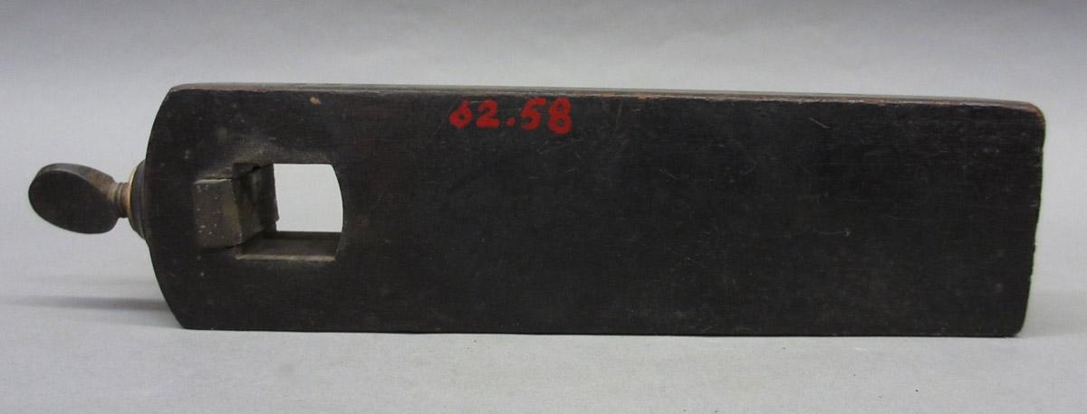 1962.0058 Gauge, side