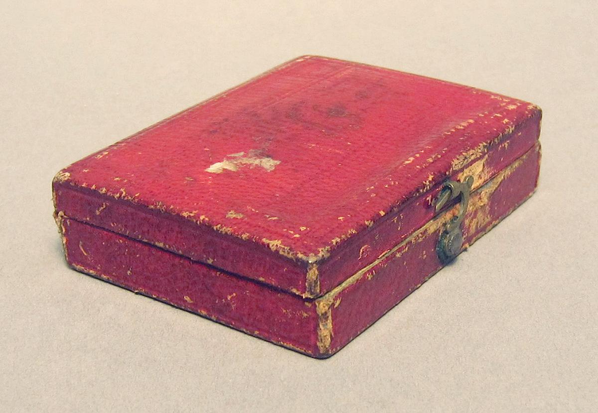1962.0084 B, Case, Quarter view closed