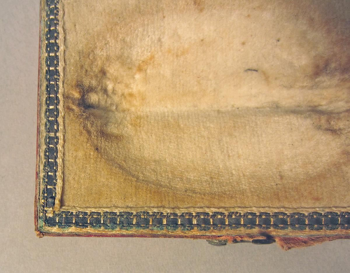 1962.0084 B, Case, Interior ribbon border