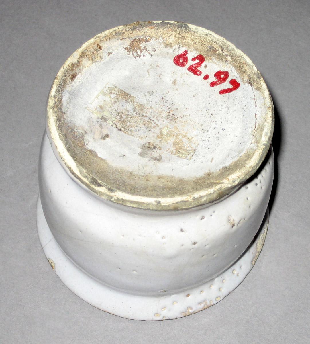 1962.0097 Delft apothecary or ointment pot (bottom)