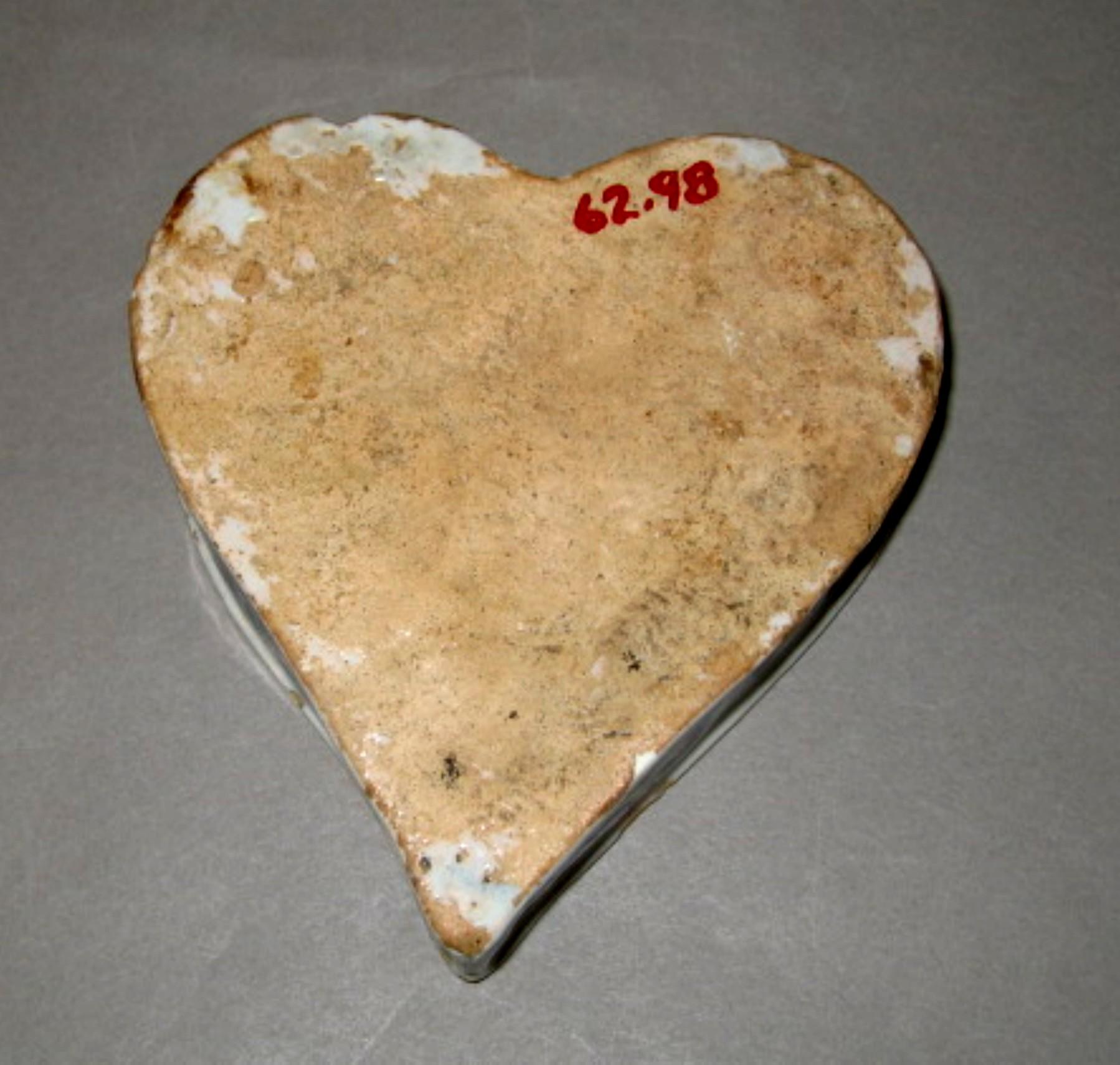 1962.0098 Tin-glazed earthenware inkwell (underside)