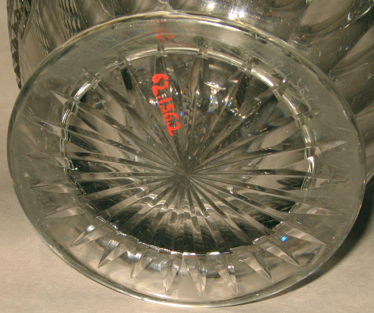 1962.0156.002 Glass jug (underside)