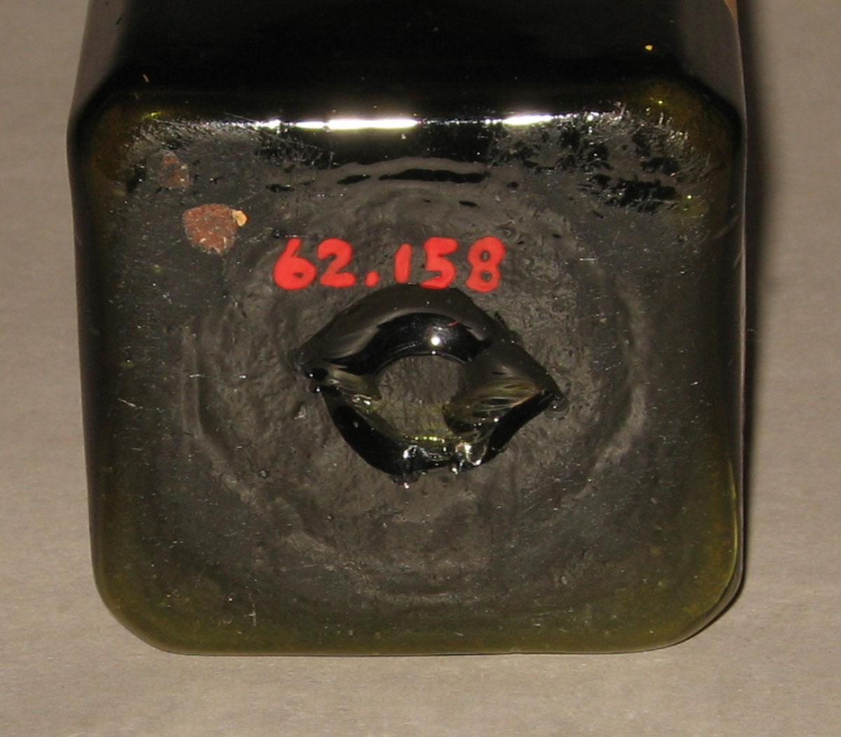 1962.0158 Green glass snuff bottle (underside)