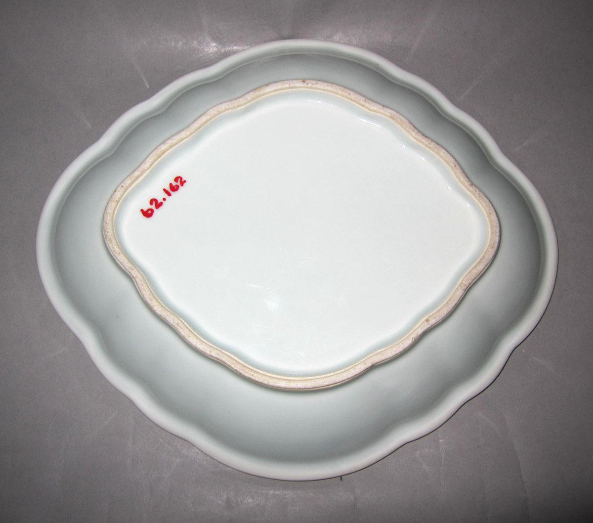 1962.0162 Porcelain dish underside