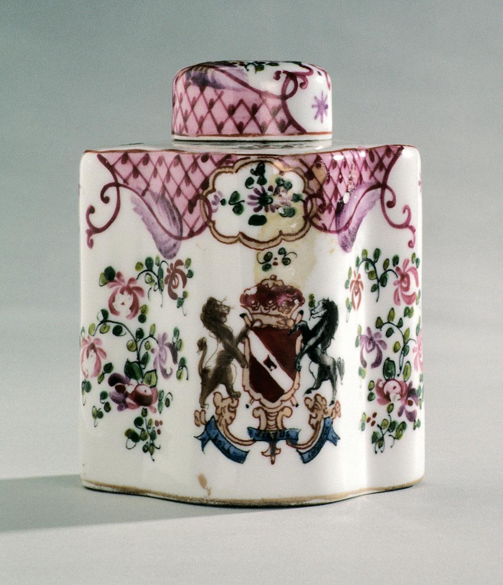 1962.0167 Porcelain tea canister