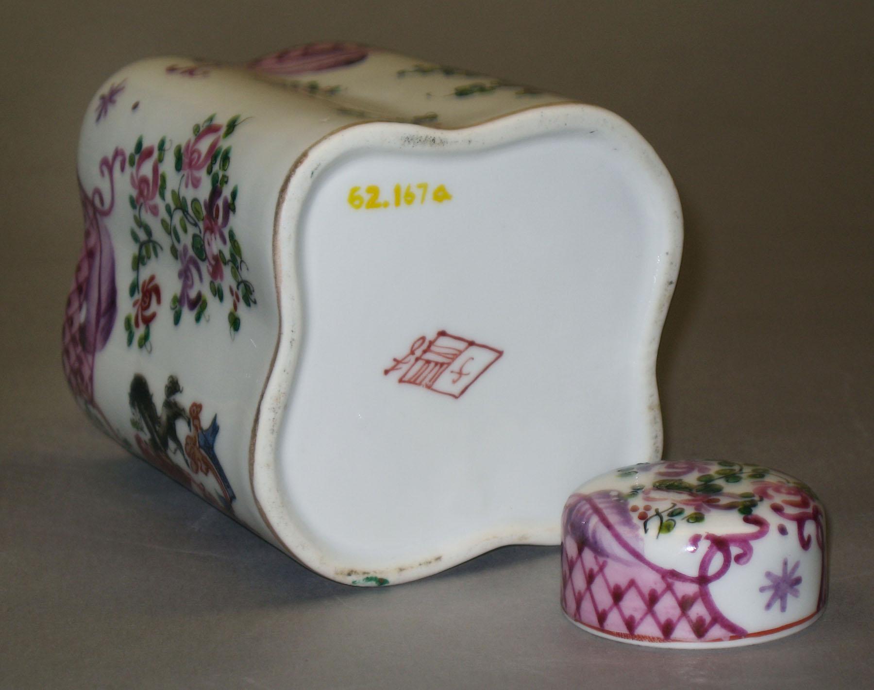 1962.0167 Porcelain tea canister (bottom-mark)