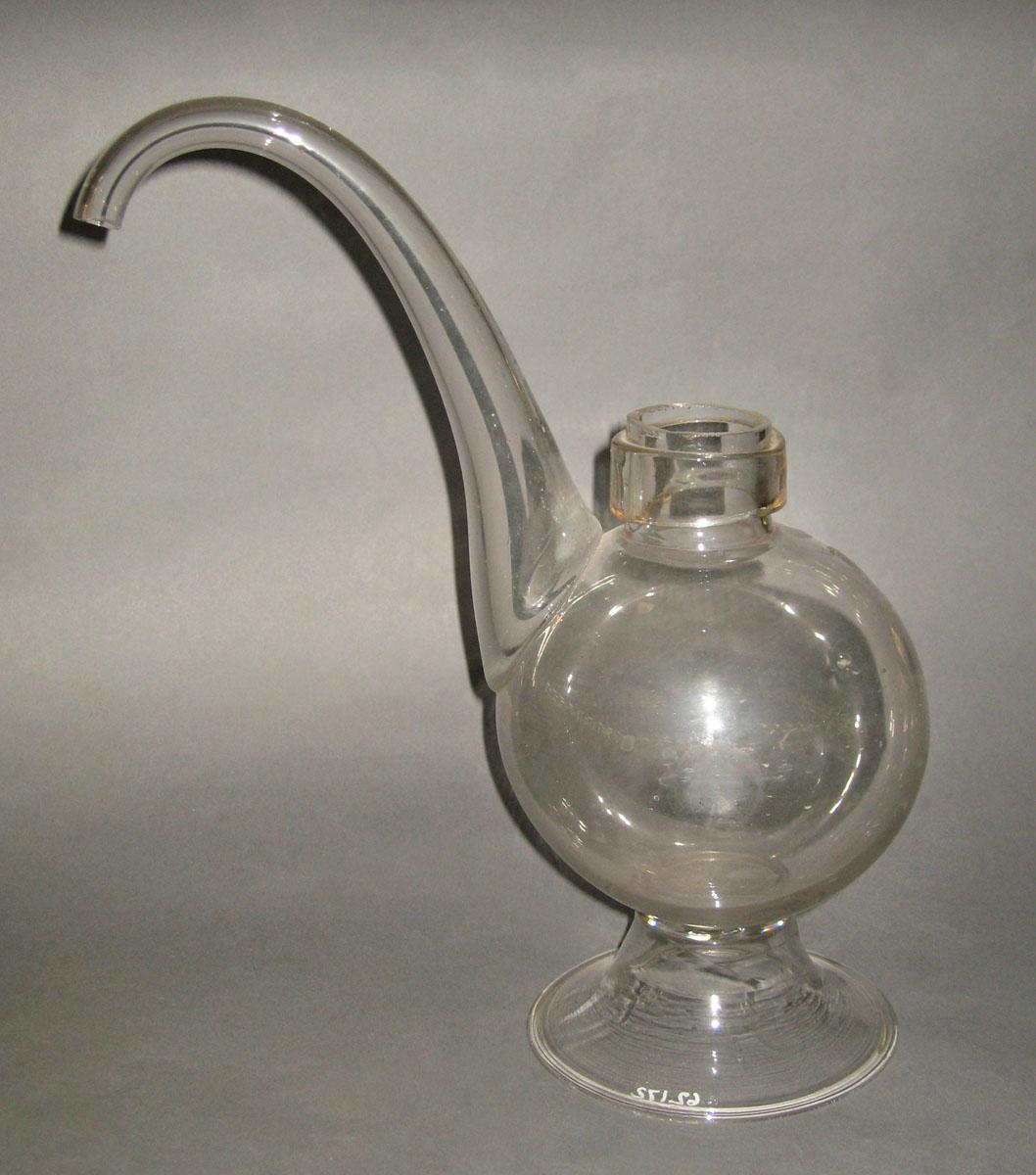 1962.0172 Glass distilling vessel