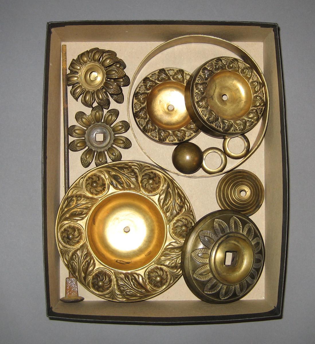 1962.0188.001 Curtain rod ornament
