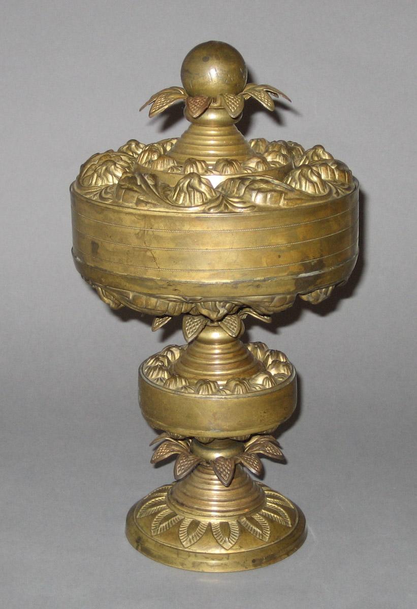 1962.0188.002 Curtain rod ornament