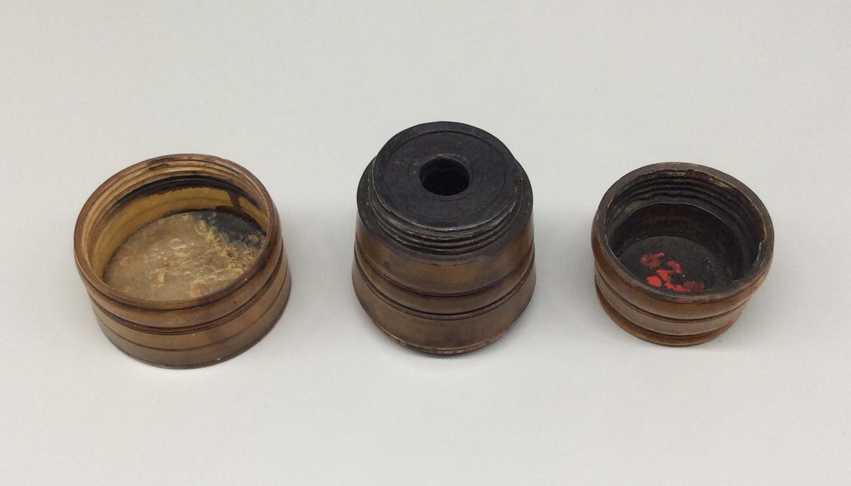 1962.0212 A- C Inkwell and seal box, view 3