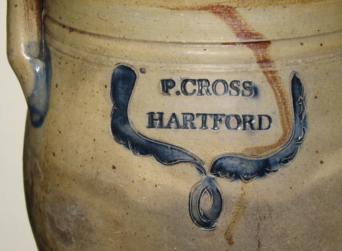 1955.0078.001 Stoneware pot, detail