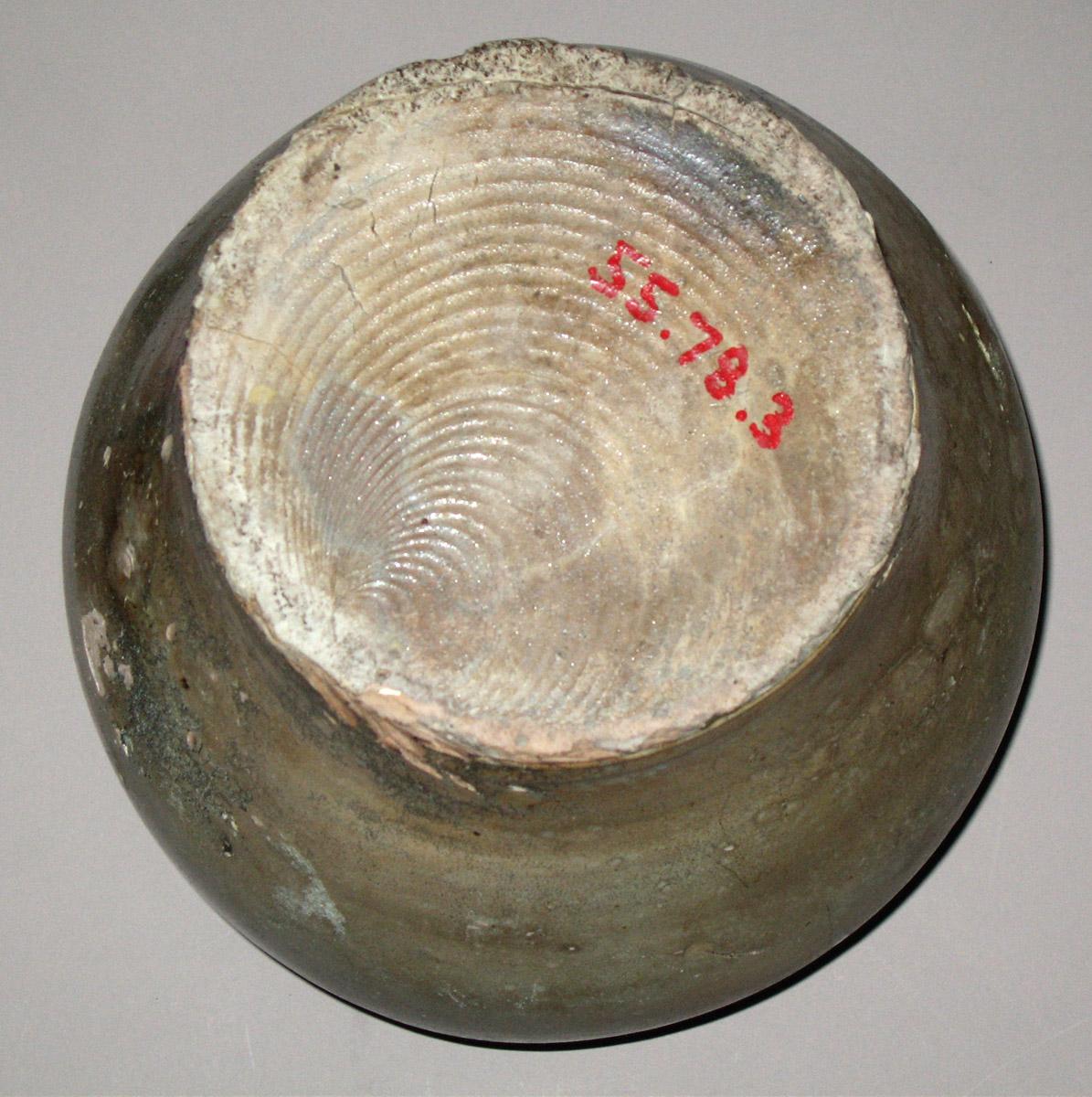 1955.0078.003 Stoneware pot, underside