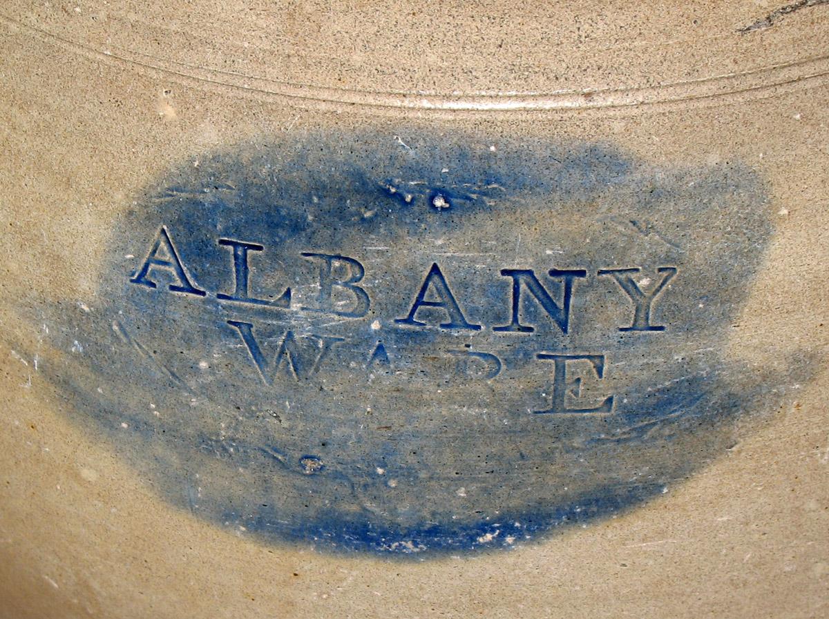 1955.0078.003 Stoneware pot, mark