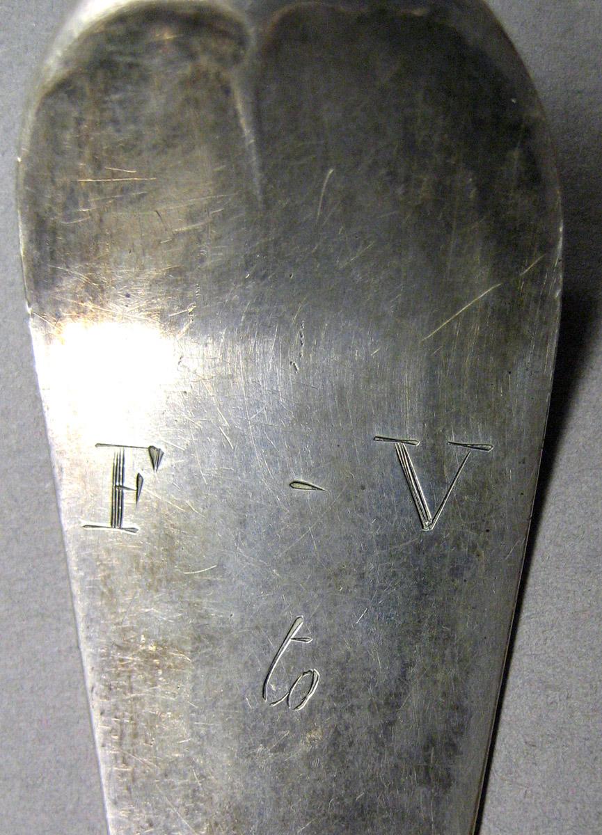 1962.0240.1028 Silver Spoon engraving underside