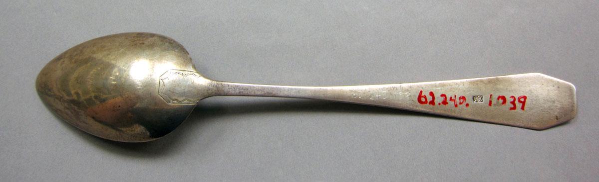 1962.0240.1039 Silver spoon underside